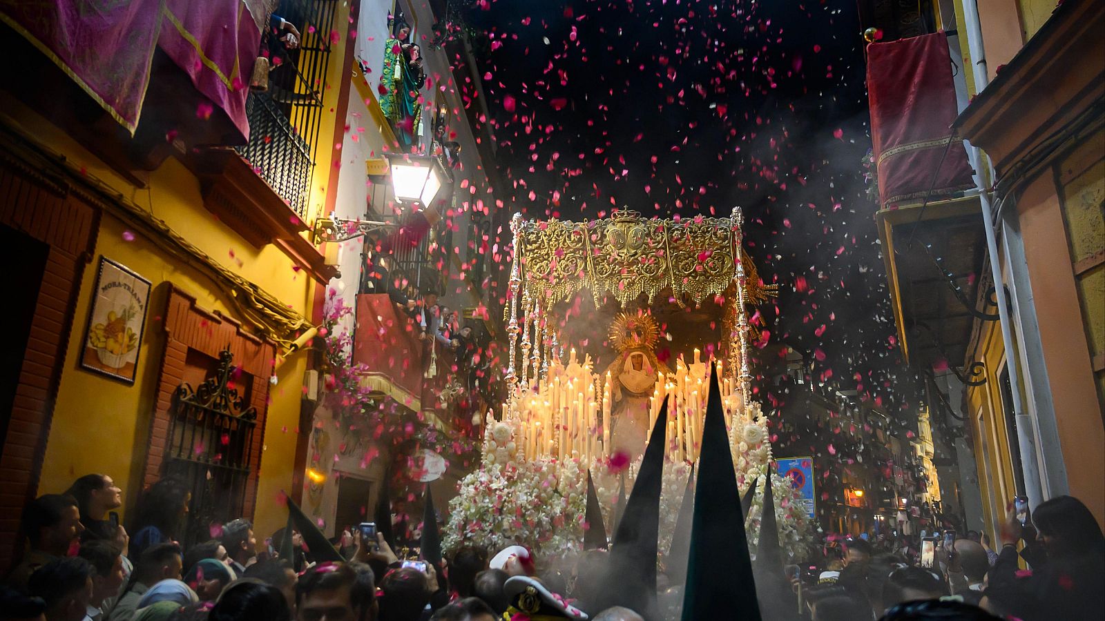 Hermandad de Semana Santa en procesión