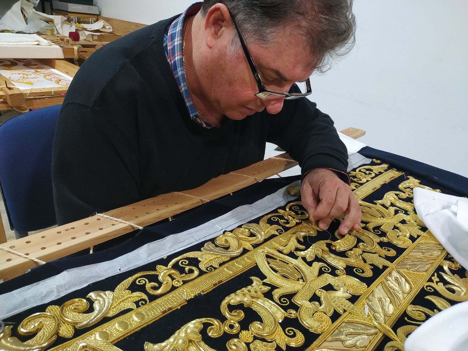 Bordado artesanal en oro para productos cofrades